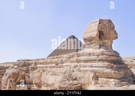 Rimarrai incantato dall'iconica Sfinge, l'enigmatico custode degli antichi segreti dell'Egitto. Questa fotografia cattura la maestosità e il misticismo di questo tempo Foto Stock