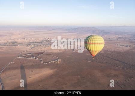 Mongolfiere che si innalzano sul paesaggio mozzafiato del deserto marocchino. Foto Stock