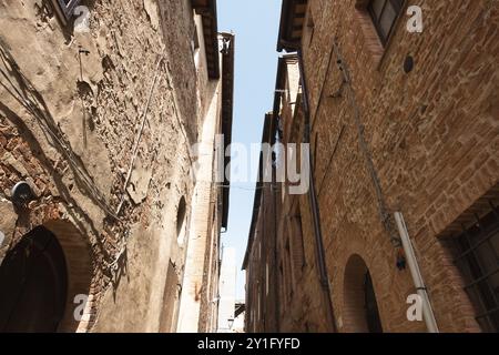 Siena è stata una delle città più importanti dell'Europa medievale e il suo centro storico è un sito patrimonio dell'umanità dell'UNESCO. Piazza del campo nel Palio Foto Stock