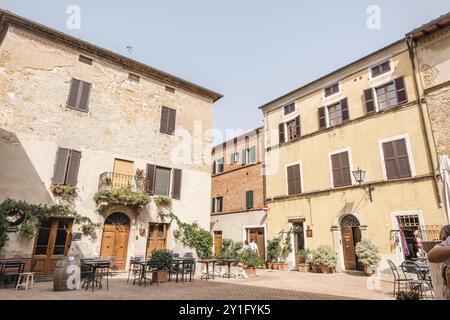 Splendida vista sul paesaggio e sui luoghi di interesse della Toscana. Volterra è un'antica città medievale. Estate in Italia Foto Stock