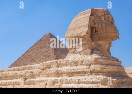 Rimarrai incantato dall'iconica Sfinge, l'enigmatico custode degli antichi segreti dell'Egitto. Questa fotografia cattura la maestosità e il misticismo di questo tempo Foto Stock