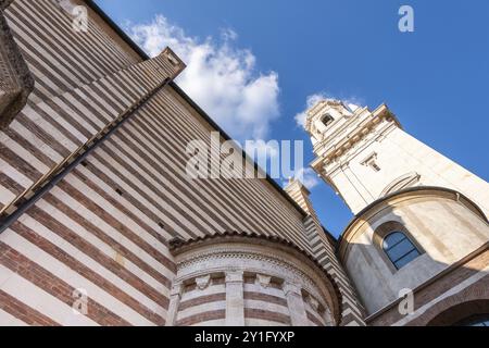 Vista sul centro storico di Verona, Ponte pietra sull'Adige, Cattedrale di Verona, Duomo di Verona, tetti in tegole rosse, Regione Veneto, Ital Foto Stock
