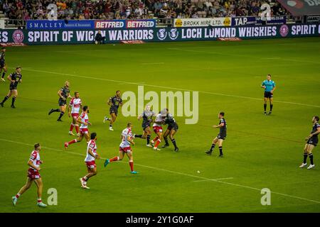 Wigan, Regno Unito. 6 settembre 2024. Super League Rugby: Wigan Warriors vs Hull KR al Brick Stadium. Ajahni Wallace viene affrontato da Junior Nsemba. Credito James Giblin/Alamy Live News. Foto Stock