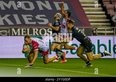 Wigan, Regno Unito. 6 settembre 2024. Super League Rugby: Wigan Warriors vs Hull KR al Brick Stadium. Liam Marshall va a segnare. Credito James Giblin/Alamy Live News. Foto Stock