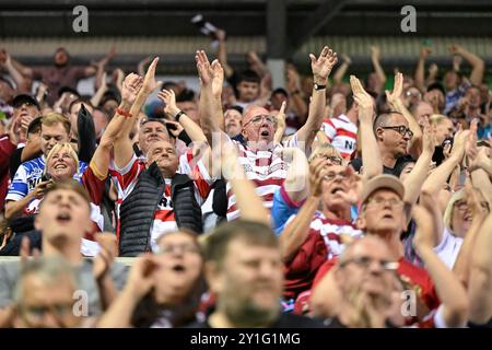 Wigan, Regno Unito. 6 settembre 2024. I tifosi del Wigan celebrano il risultato a tempo pieno durante la partita del Betfred Super League Round 25 Wigan Warriors vs Hull KR al Brick Community Stadium di Wigan, Regno Unito, il 6 settembre 2024 (foto di Cody Froggatt/News Images) a Wigan, Regno Unito, il 6/9/2024. (Foto di Cody Froggatt/News Images/Sipa USA) credito: SIPA USA/Alamy Live News Foto Stock