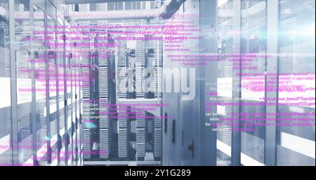 Immagine di codice del computer sui server del data center Foto Stock