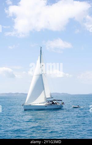 Virgin Gorda, Isole Vergini britanniche - 27 febbraio 2006: Una barca a vela naviga nelle acque vicino a Virgin Gorda Foto Stock