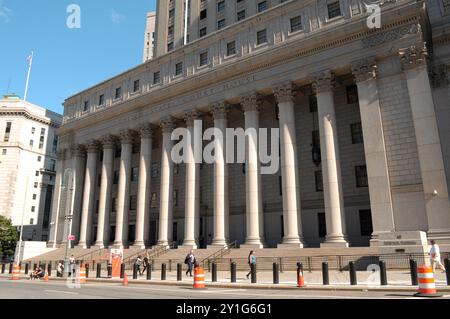 New York, Stati Uniti. 5 settembre 2024. La gente cammina di fronte al tribunale Thurgood Marshall degli Stati Uniti nel centro di Manhattan, New York City. Credito: SOPA Images Limited/Alamy Live News Foto Stock