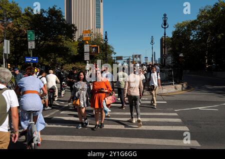 New York, Stati Uniti. 5 settembre 2024. Le persone attraversano la strada nel centro di Manhattan, New York City, mentre il ponte di Brooklyn viene visto sullo sfondo. Credito: SOPA Images Limited/Alamy Live News Foto Stock