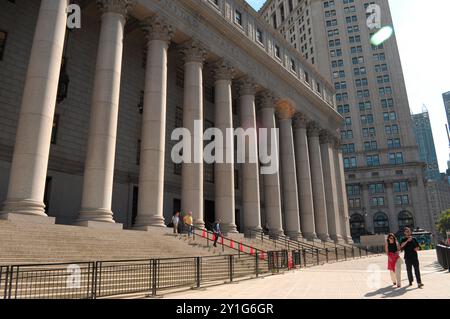 New York, Stati Uniti. 5 settembre 2024. La gente cammina di fronte al tribunale Thurgood Marshall degli Stati Uniti nel centro di Manhattan, New York City. Credito: SOPA Images Limited/Alamy Live News Foto Stock