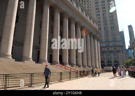 New York, Stati Uniti. 5 settembre 2024. La gente cammina di fronte al tribunale Thurgood Marshall degli Stati Uniti nel centro di Manhattan, New York City. Credito: SOPA Images Limited/Alamy Live News Foto Stock