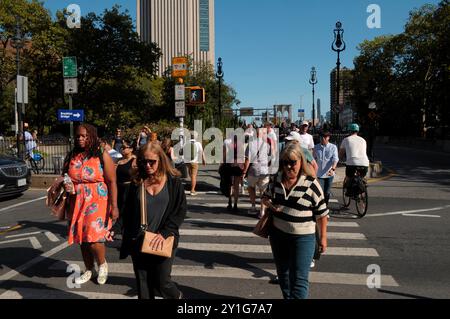 New York, Stati Uniti. 5 settembre 2024. Le persone attraversano la strada nel centro di Manhattan, New York City, mentre il ponte di Brooklyn viene visto sullo sfondo. (Foto di Jimin Kim/SOPA Images/Sipa USA) credito: SIPA USA/Alamy Live News Foto Stock