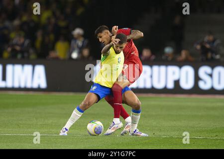 Curitiba, Brasile. 6 settembre 2024. PR - CURITIBA - 09/06/2024 - QUALIFICAZIONI AI MONDIALI 2026, BRASILE x ECUADOR - Bruno Guimaraes e Hicape, lotta per il pallone, couto pereira, Today Photo: Hedeson Alves/AGIF (foto di Hedeson Alves/AGIF/Sipa USA) crediti: SIPA USA/Alamy Live News Foto Stock