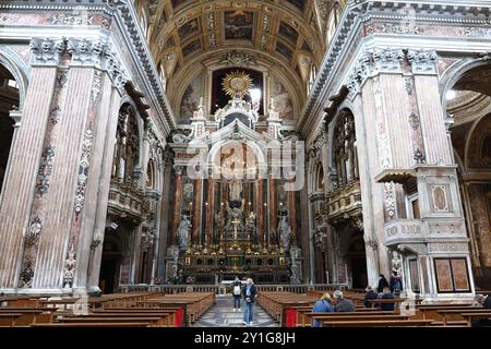 L'altare maggiore nella Chiesa di Gesu nuovo (Chiesa di Gesù nuovo) a Napoli Foto Stock