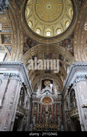 L'altare maggiore e la cupola nella Chiesa di Gesu nuovo a Napoli Foto Stock