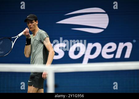 New York, Stati Uniti. 6 settembre 2024. Jannik Sinner reagisce durante il match di semifinale maschile contro Jack Draper del Regno Unito ai campionati US Open 2024 a New York, Stati Uniti, 6 settembre 2024. Crediti: Li Rui/Xinhua/Alamy Live News Foto Stock