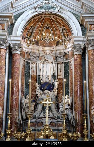 L'altare maggiore nella Chiesa di Gesu nuovo (Chiesa di Gesù nuovo) a Napoli Foto Stock