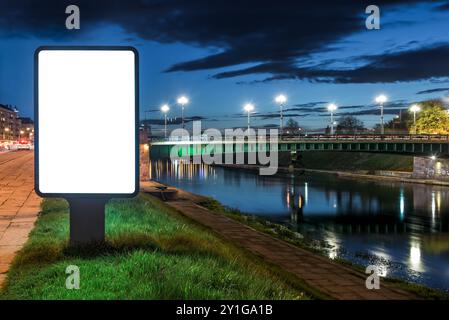 Mockup del poster pubblicitario su strada verticale su sfondo Night City Foto Stock