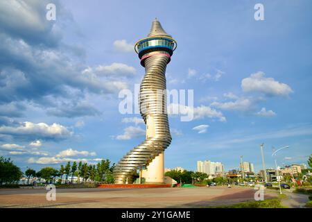 Sokcho, Corea del Sud - 28 luglio 2024: La Sokcho Expo Tower si erge in alto sotto un cielo spettacolare, con la sua architettura a spirale che domina lo skyline di Sokch Foto Stock