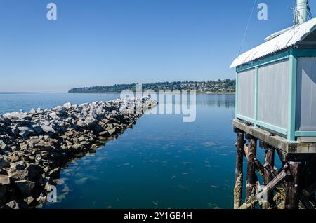 Parte della struttura in legno del molo di White Rock e delle rocce frangenti nel Surrey, British Columbia, Canada Foto Stock