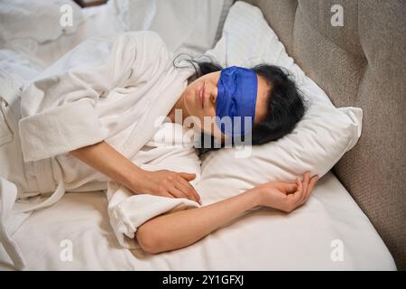 La donna dorme in una fionda addormentata Foto Stock