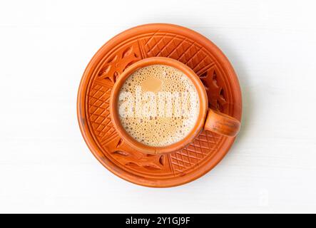 Tè al latte caldo o dudh cha servito in una tazza di argilla naturale. Vista dall'alto. Foto Stock