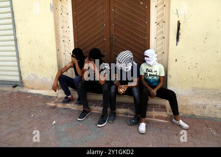 I manifestanti palestinesi si scontrano con le forze di sicurezza israeliane nella città di Kafr Qaddum in Cisgiordania mentre l'esercito israeliano cerca di reprimere la loro manifestazione settimanale contro il muro di separazione israeliano, la confisca della loro terra, il vicino insediamento israeliano di Kadumin e la chiusura nel 2003 della strada principale della città. La strada è stata chiusa ai palestinesi dopo l'espansione dell'insediamento israeliano di Kedumin, limitando seriamente i loro spostamenti intorno alla loro città e aumentando drasticamente il tempo di viaggio verso la città di Nablus, che è il principale centro economico più vicino Foto Stock