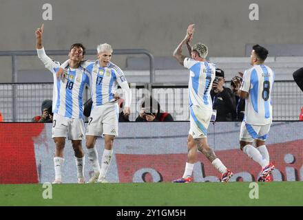 Buenos Aires, Argentina. 5 settembre 2024. I giocatori argentini celebrano un gol durante la partita di qualificazione al campionato del mondo FIFA 2026 tra Argentina e Cile a Buenos Aires, Argentina, 5 settembre 2024. Crediti: Martin Zabala/Xinhua/Alamy Live News Foto Stock