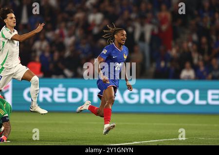 Bradley Barcola (Francia)Samuele Ricci (Italia)Gianluigi Donnarumma (Italia) festeggia dopo aver segnato il primo gol della sua squadra durante la partita UEFA 'Nations League 2024-2025' tra Francia 1-3 Italia allo Stadio Paris des Princes il 6 settembre 2024 a Parigi, Francia. Crediti: Maurizio Borsari/AFLO/Alamy Live News Foto Stock