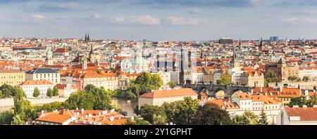Vista panoramica sul fiume Moldau (Moldava) e sullo storico ponte Carlo a Praga, Repubblica Ceca Foto Stock