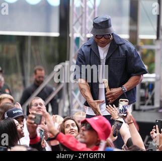 New York, Stati Uniti. 6 settembre 2024. LL Cool J si esibisce dal vivo al Today Show di Rockefeller Plaza, New York, USA, il 6 settembre 2024. Il nuovo album di LL Cool J, *The Force*, esce il 6 settembre. Prodotto da Q-Tip, l'album fonde lo stile rap caratteristico di LL con suoni moderni, segnando la sua prima uscita in oltre un decennio. Questo progetto rappresenta un nuovo capitolo della sua carriera pur rimanendo fedele alle sue radici hip-hop. (Foto di Jorge Estrellado/Thenews2/NurPhoto) credito: NurPhoto SRL/Alamy Live News Foto Stock