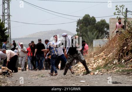 Nella città della Cisgiordania di Kafr Qaddum si verificano scontri tra forze israeliane e palestinesi che protestano contro l'estensione del vicino insediamento israeliano di Kedumin e la chiusura della strada principale della città. Dal 2011, i residenti della città della Cisgiordania di Kafr Qaddum hanno tenuto marce settimanali verso la loro strada principale contro l'estensione dell'insediamento israeliano di Kedumin, la chiusura della strada principale di Kafr Qaddum, che collega il villaggio alla città più vicina di Nablus, e il muro di separazione. Le forze di sicurezza israeliane hanno spesso fatto irruzione nelle case di Kafr Qaddum per rompere la manifestazione. Israele Foto Stock