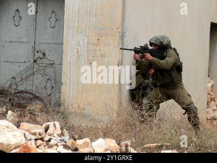 Nella città della Cisgiordania di Kafr Qaddum si verificano scontri tra forze israeliane e palestinesi che protestano contro l'estensione del vicino insediamento israeliano di Kedumin e la chiusura della strada principale della città. Dal 2011, i residenti della città della Cisgiordania di Kafr Qaddum hanno tenuto marce settimanali verso la loro strada principale contro l'estensione dell'insediamento israeliano di Kedumin, la chiusura della strada principale di Kafr Qaddum, che collega il villaggio alla città più vicina di Nablus, e il muro di separazione. Le forze di sicurezza israeliane hanno spesso fatto irruzione nelle case di Kafr Qaddum per rompere la manifestazione. Israele Foto Stock