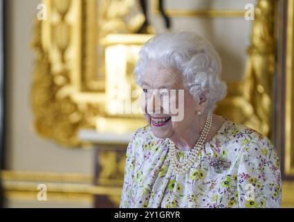 File foto datata 23/03/22 della defunta regina Elisabetta II sorridente mentre arriva per vedere una mostra di manufatti della compagnia di artigianato britannica, Halcyon Days, per commemorare il 70 ° anniversario della compagnia nella White Drawing Room al Castello di Windsor, Berkshire. Un comitato prenderà in considerazione un potenziale progetto commemorativo scozzese per la defunta regina, ha detto il primo ministro. John Swinney ha accolto con favore i piani per un memoriale nazionale al St James's Park di Londra, annunciati dal primo ministro sabato. Data di pubblicazione: Sabato 7 settembre 2024. Foto Stock