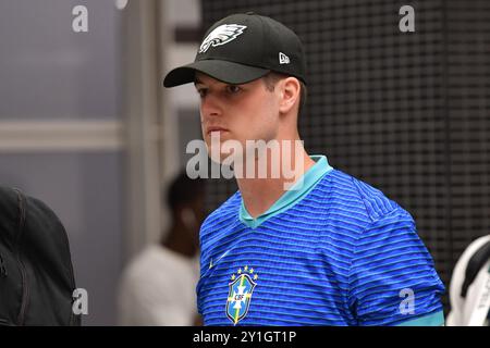 San Paolo, Brasile. 6 settembre 2024. São PAOLO, BRASILE - 6 SETTEMBRE: Il quarterback dei Philadelphia Eagles Tanner McKee (16), indossando una maglia delle squadre di calcio brasiliane, arriva nell'arena prima di una partita NFL tra i Green Bay Packers e i Philadelphia Eagles all'Arena Corinthians il 6 settembre 2024 a San Paolo, Brasile. (Foto di Leandro Bernardes/PxImages) credito: PX Images/Alamy Live News Foto Stock