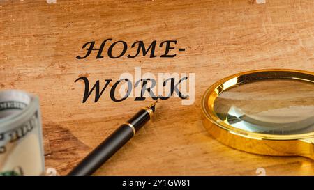 COMPITI DI parola sul papiro in una composizione con una penna stilografica, una lente d'ingrandimento e dollari americani Foto Stock