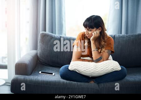 Rottura, depressione o donna triste in attesa di chiamata per stress o ansia sul divano. Ragazza impaziente, solitaria e sconvolta delusa dalla tossica Foto Stock