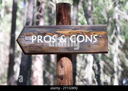 Messaggio PRO e CONTRO su un cartello di legno sullo sfondo di una foresta Foto Stock