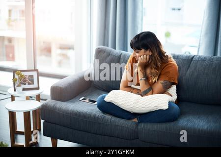 Rottura, donna impaziente o triste in attesa di chiamata per stress o ansia da relazione sul divano. Depressione, ragazza sola e sconvolta delusa dalla tossica Foto Stock