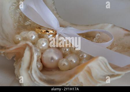 Accessorio con perle in conchiglia per le fedi nuziali Foto Stock