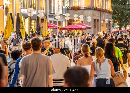 Abendbummel in der Kaufingerstraße, kurz vor Geschäftsschluss um 20 Uhr, München, settembre 2024 Deutschland, München, settembre 2024, shopping in der Kaufingerstraße, an einem der letzten schönen Sommerabende sind viele Münchner und Münchnerinnen unterwegs, machen am Freitagabend einen Stadtbummel oder kaufen ein, kurz vor Geschäftsschluss um 20 Uhr, es wird inzwischen wieder früher dunkel, der Herbst naht, Einkaufsstraße, Fußgängerzone, Blaue Stunde, Einzelhandel, Wirtschaft, Bayern *** passeggiata serale in Kaufingerstrasse, poco prima dell'orario di chiusura alle 20.00, Monaco, settembre 2024 Germania, Foto Stock