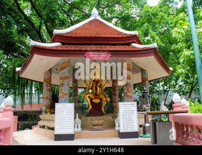 Bangkok, Samut Prakan, Thailandia, Sud-est asiatico, Asia. Museo Erawan. Tempio di Phra Trimurti: Illuminare 12 bastoncini di incenso in questo luogo di culto porta fortuna e ricchezza. Trimurti nelle religioni indiane, è l'associazione delle tre figure divine Brahma, Vishnu e Siva, come forma di una singola teofania. Foto Stock