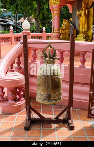 Bangkok, Samut Prakan, Thailandia, Sud-est asiatico, Asia. Museo Erawan. Phra Ket Chulamanee Chedi è stato costruito per rappresentare Phra Ket Chulamanee, un angelo sul cielo che ha capelli molto lunghi. Un'antica campana di fronte al tempio. Foto Stock