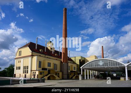 Plzen, Repubblica Ceca - 17 agosto 2024: Pilsner Urquell Plzensky Prazdroj Brewery Building esterno con Factory Chimney. Foto Stock