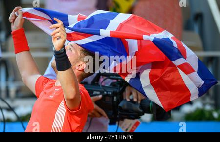 Parigi, Francia. 6 settembre 2024 - Mens Wheelchair Tennis Doubles Final - Paralimpiadi di Parigi 2024 - Roland Garros. Alfie Hewett, Gran Bretagna, celebra la vittoria della finale delle doppie per uomo in sedia a rotelle a Parigi. Alfie Hewett / Gordon Reid (GB) / Tokito Oda / Takuya Miki (Jap) foto credito: Mark Pain / Alamy Live News Foto Stock