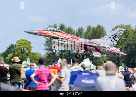 Danish Air Force - Lockheed Martin F-16 Fighting Falcon, arrivando alla RAF Fairford per esibirsi al Royal International Air Tattoo 2024. Foto Stock