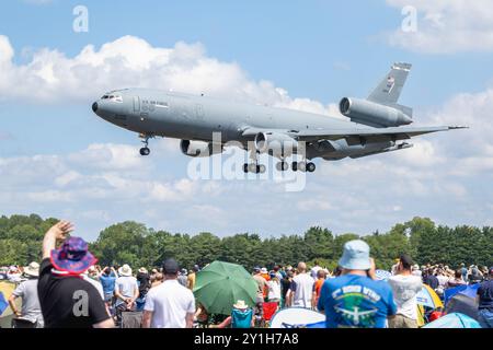 USAF - McDonnell Douglas KC-10A Extender, arrivando alla RAF Fairford per prendere parte alla mostra statica al RIAT 2024. Foto Stock