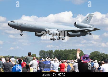 USAF - McDonnell Douglas KC-10A Extender, arrivando alla RAF Fairford per prendere parte alla mostra statica al RIAT 2024. Foto Stock