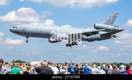 USAF - McDonnell Douglas KC-10A Extender, arrivando alla RAF Fairford per prendere parte alla mostra statica al RIAT 2024. Foto Stock