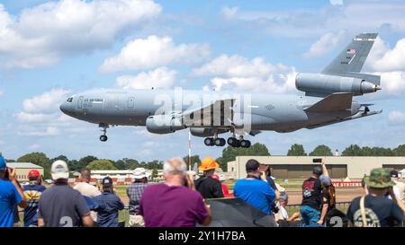 USAF - McDonnell Douglas KC-10A Extender, arrivando alla RAF Fairford per prendere parte alla mostra statica al RIAT 2024. Foto Stock